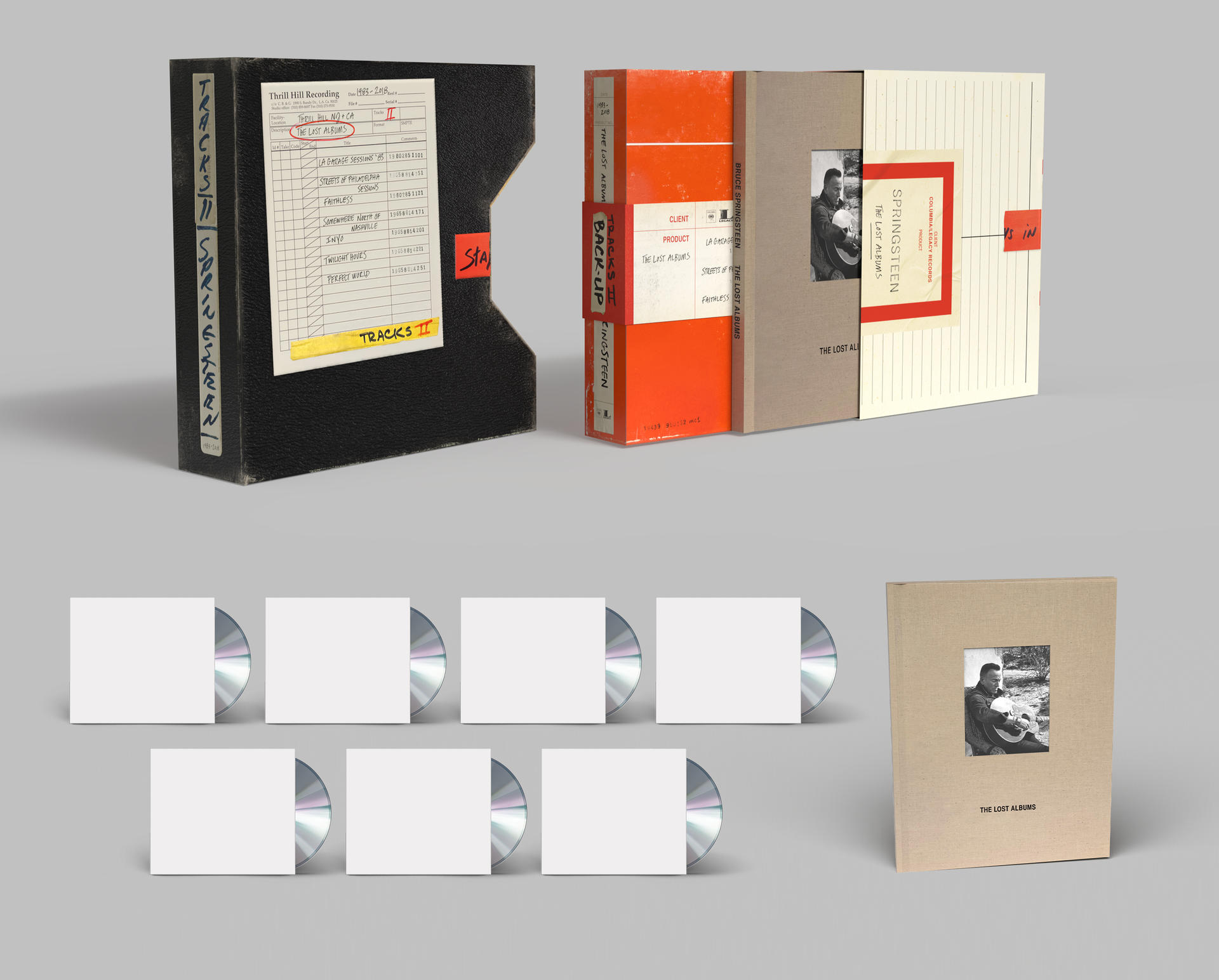 Des pochettes d'albums et des CD sont disposés. Les boîtes comprennent des étiquettes et du texte : Tracks II, Springsteen, The Lost Albums.