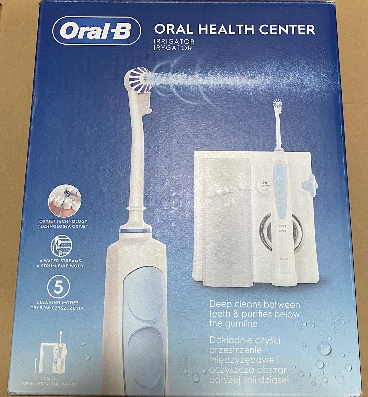 Pudełko irygatora Oral-B. Pudełko przedstawia produkt i jego funkcje, w tym tryby czyszczenia.