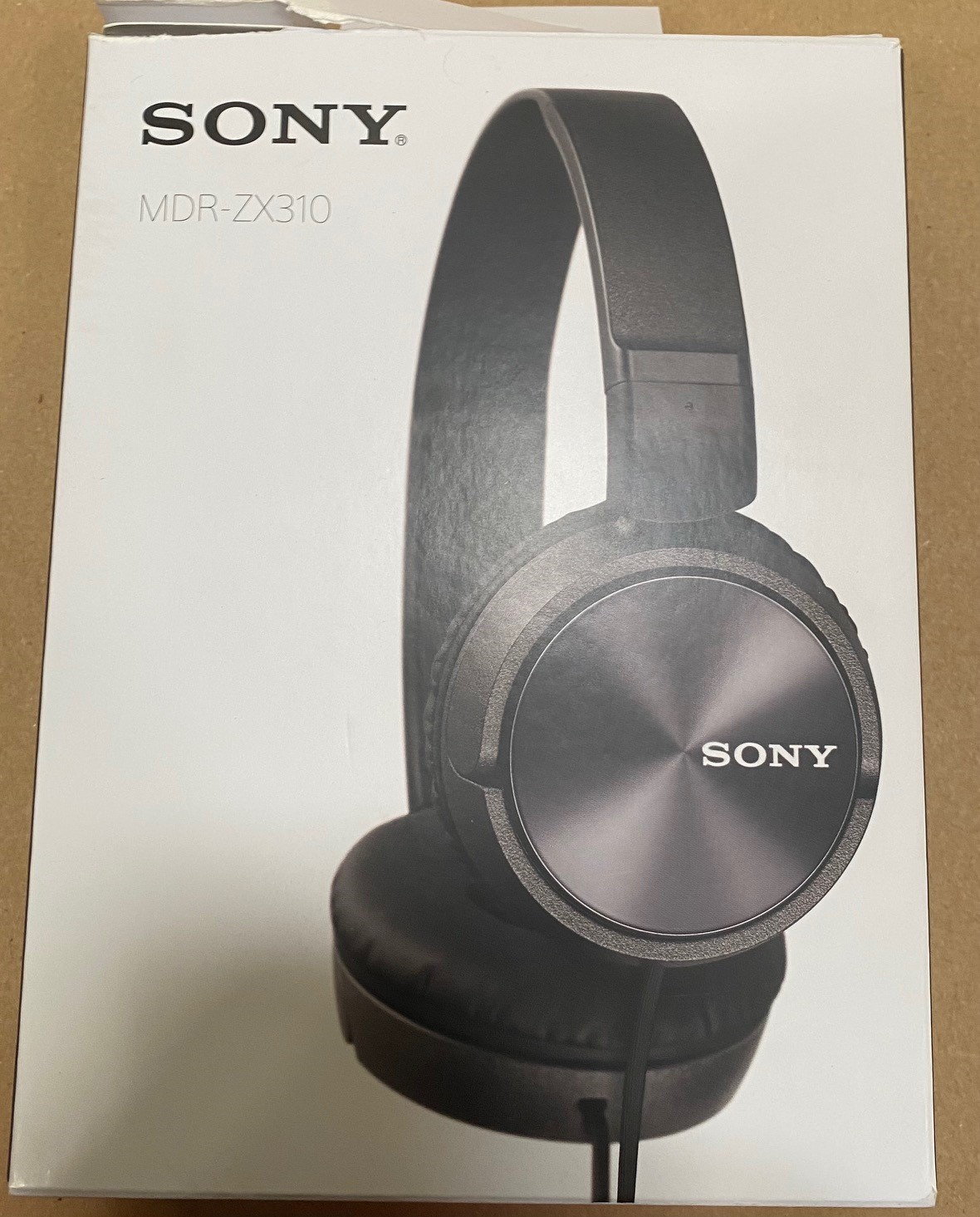 Słuchawki Sony w opakowaniu. Pudełko wyświetla logo Sony i słuchawki.