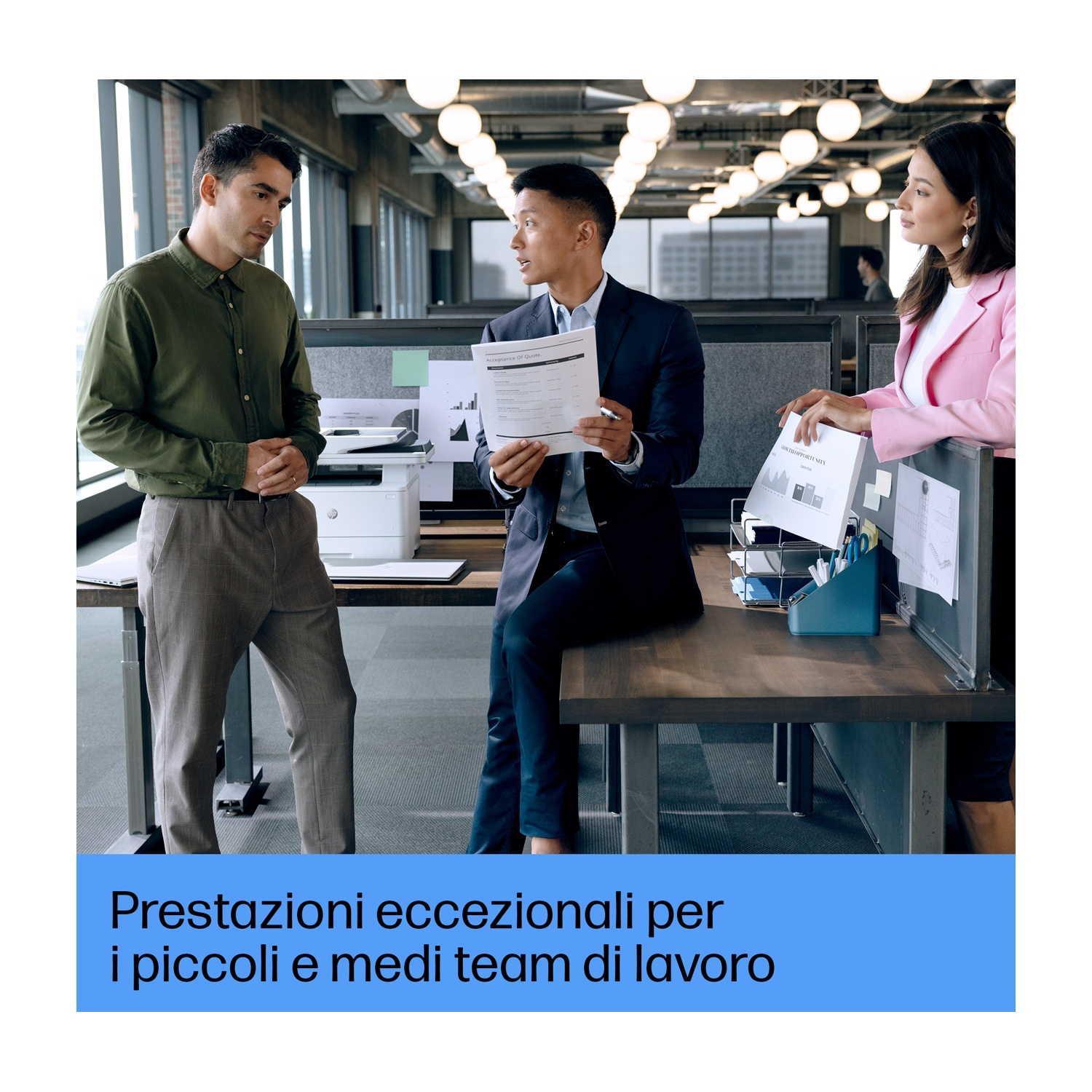 Tre persone in un ambiente d'ufficio, che discutono documenti vicino a una stampante.