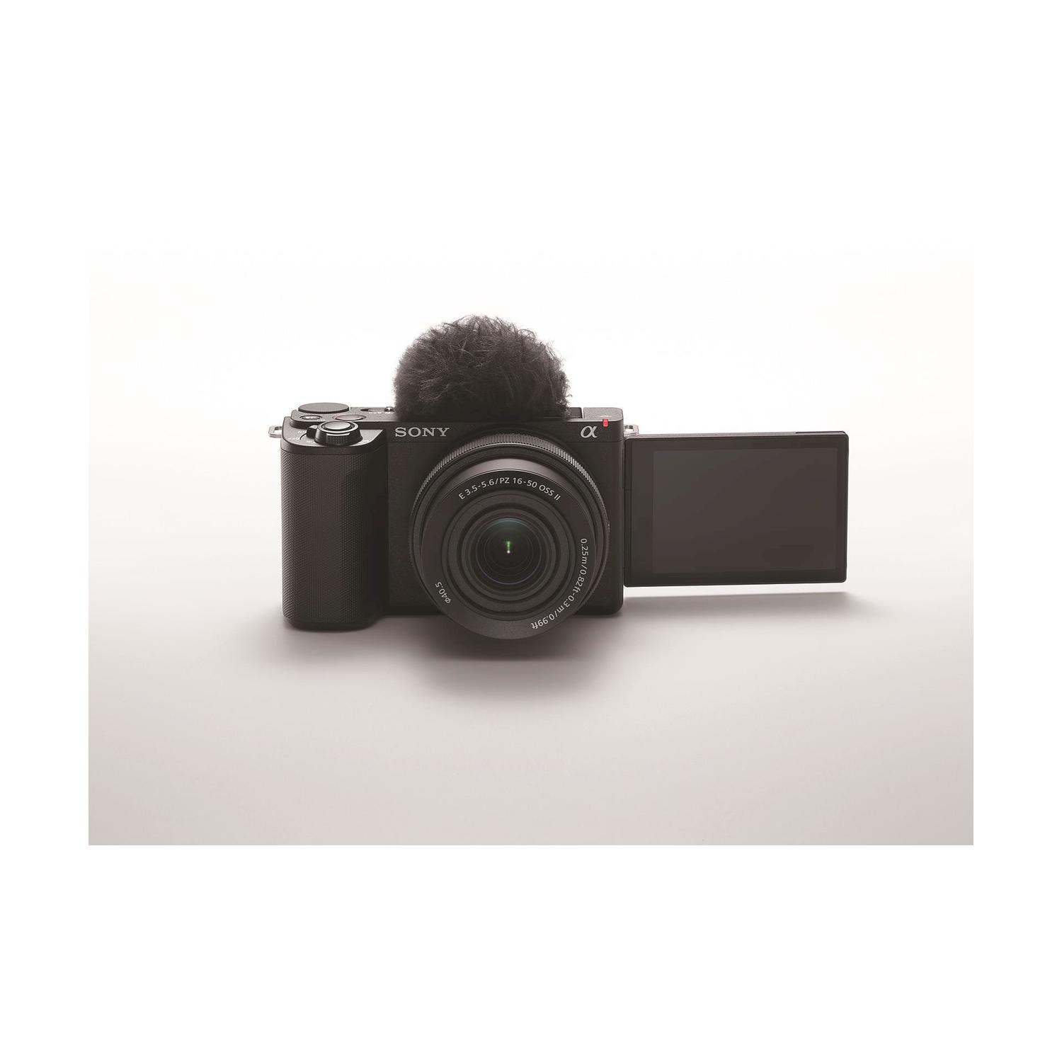 Una fotocamera Sony nera con microfono collegato, rivolta verso lo spettatore.
