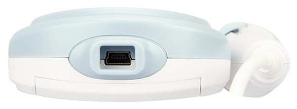 Zbliżenie urządzenia medycznego z portem USB i sondą. Urządzenie jest jasnoniebieskie i białe.