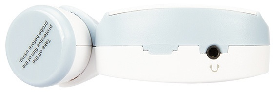 Zbliżenie białego i jasnoniebieskiego urządzenia do słuchawek z małym gniazdem.