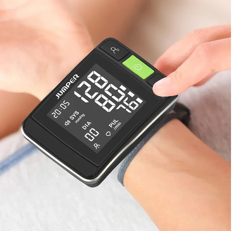 Osoba nosząca monitor ciśnienia krwi.