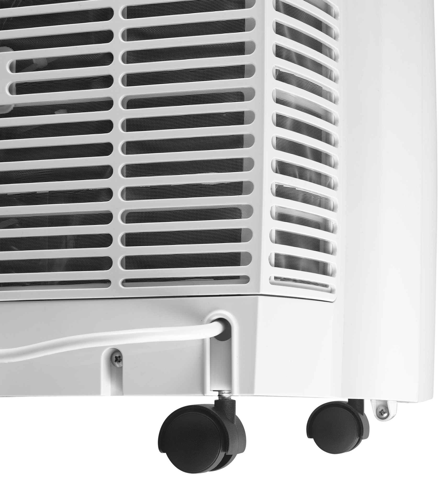 Zbliżenie białej klimatyzacji z czarnymi kółkami i białym kablem zasilającym.