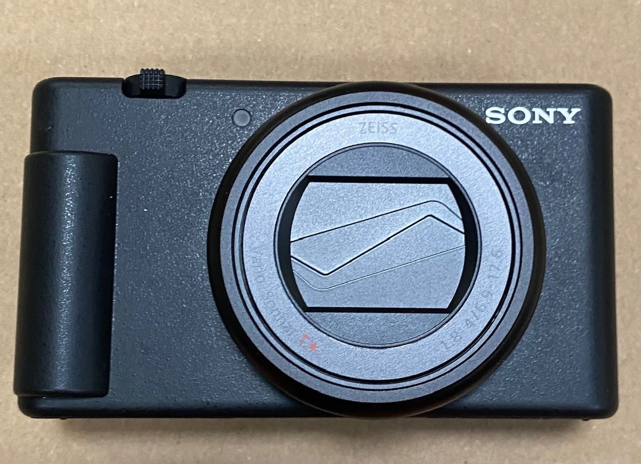 Czarny aparat z obiektywem i etykietą Sony.