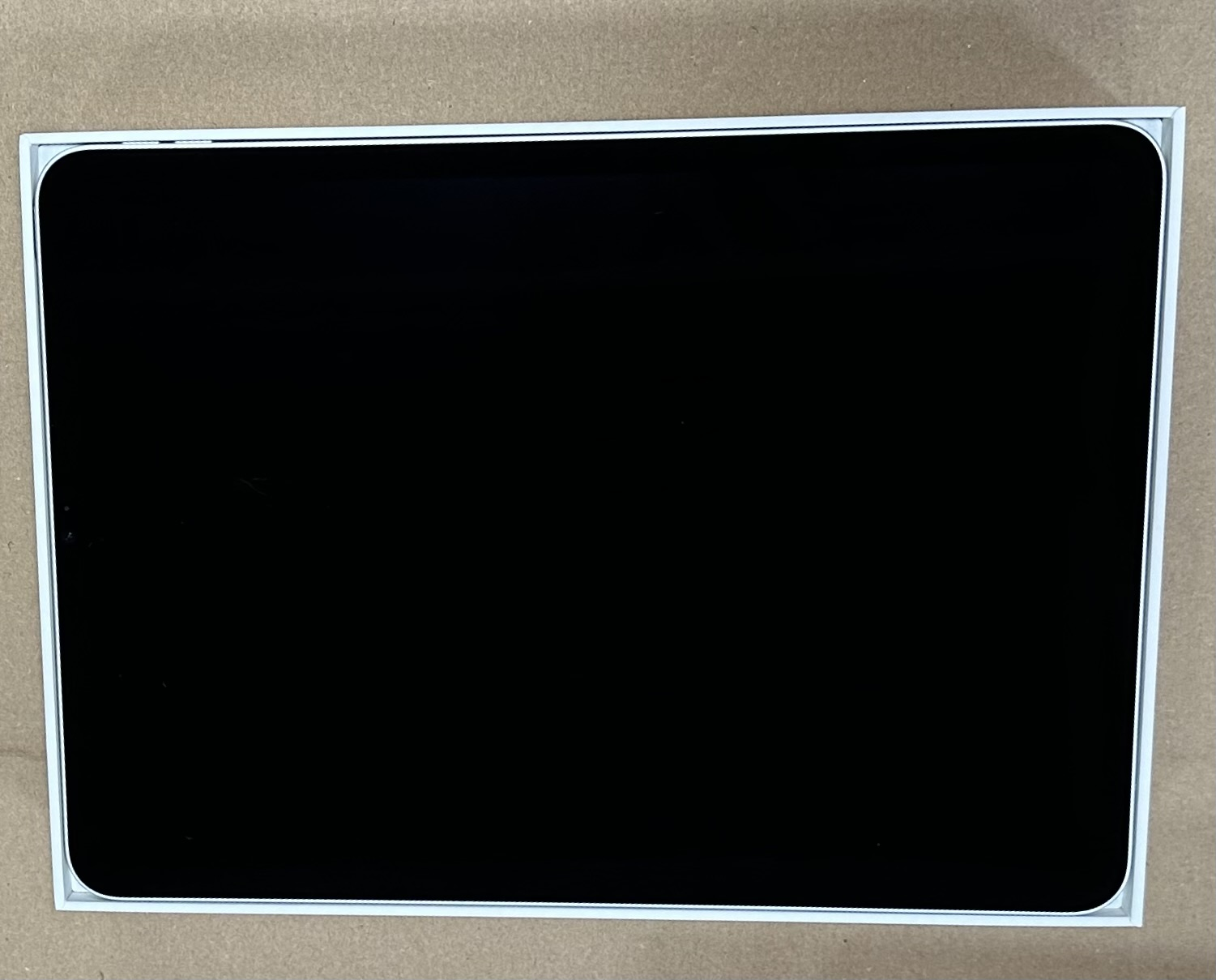 Czarny ekran w białym pudełku, prawdopodobnie opakowanie tabletu lub wyświetlacza.