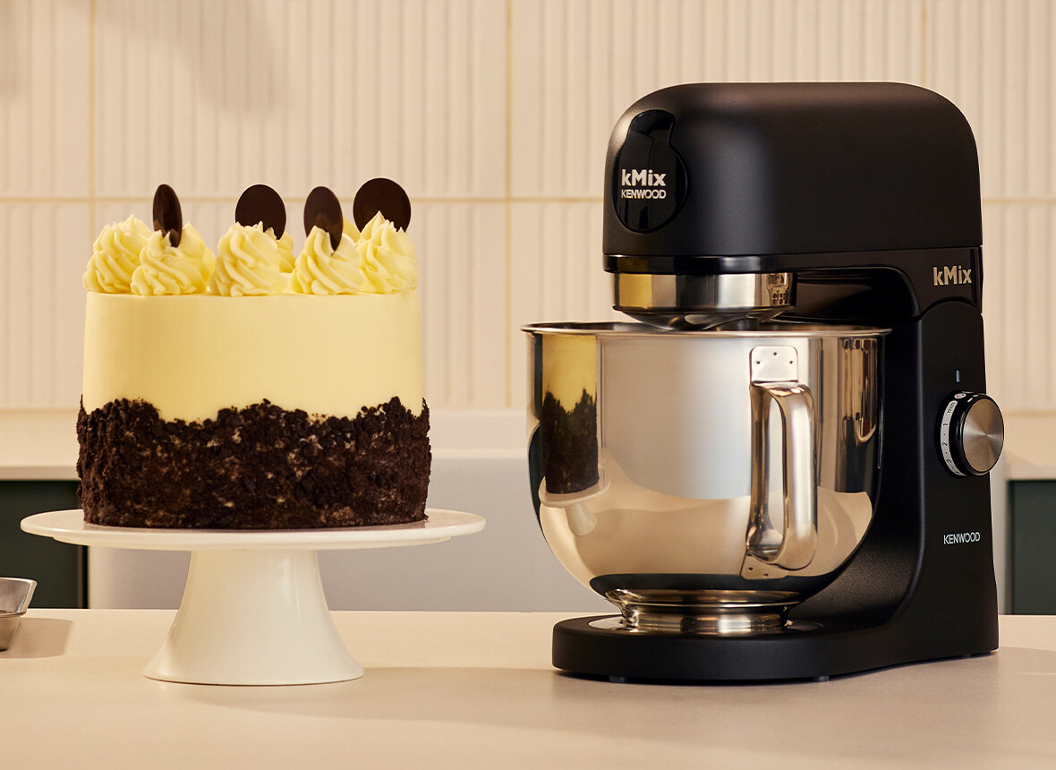 iPad ze zdjęciem i tekstem o Apple Intelligence, z jasnofioletowym etui.