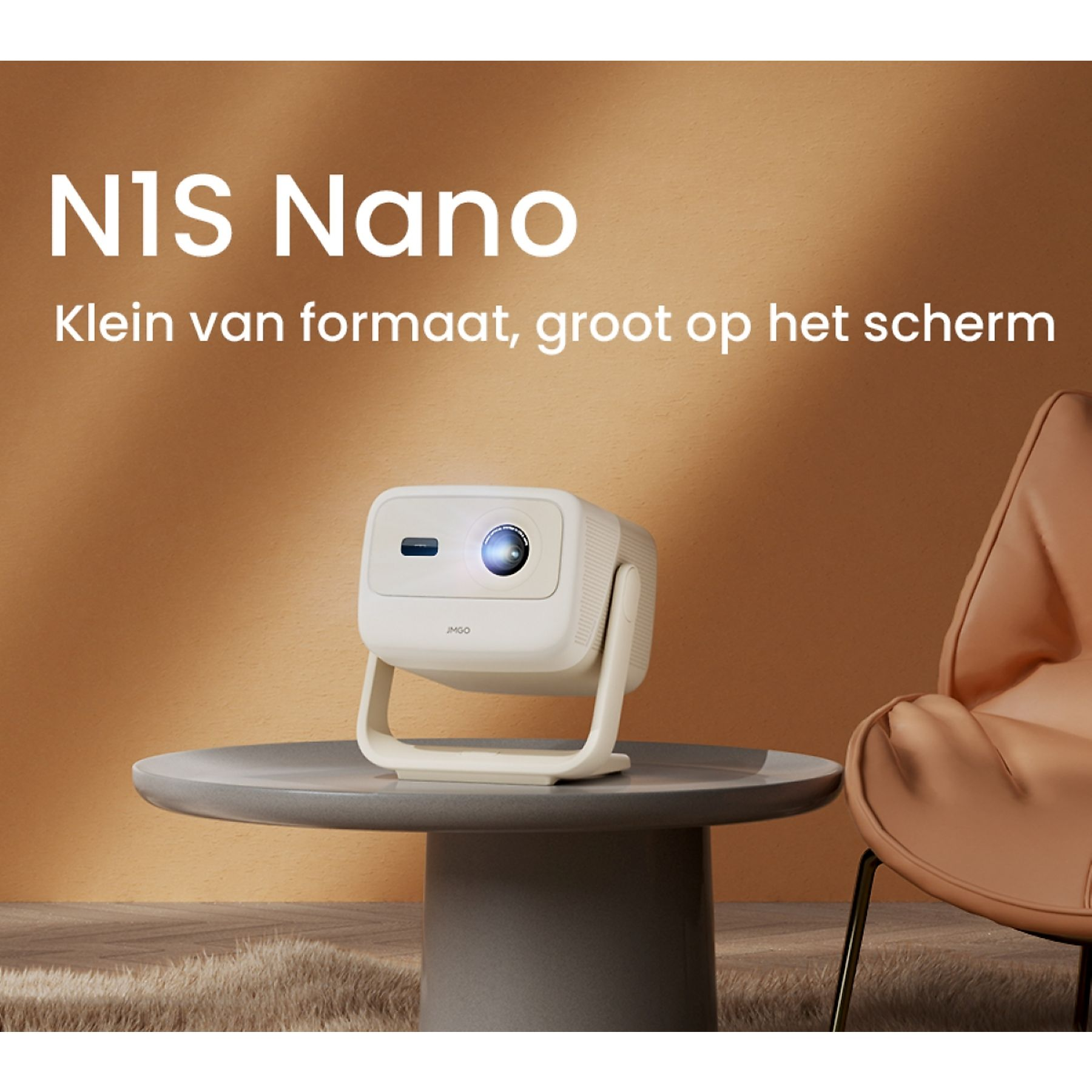 Een witte projector op een tafel. De achtergrond is bruin en rechts is een stoel. Tekst zegt N1S Nano.