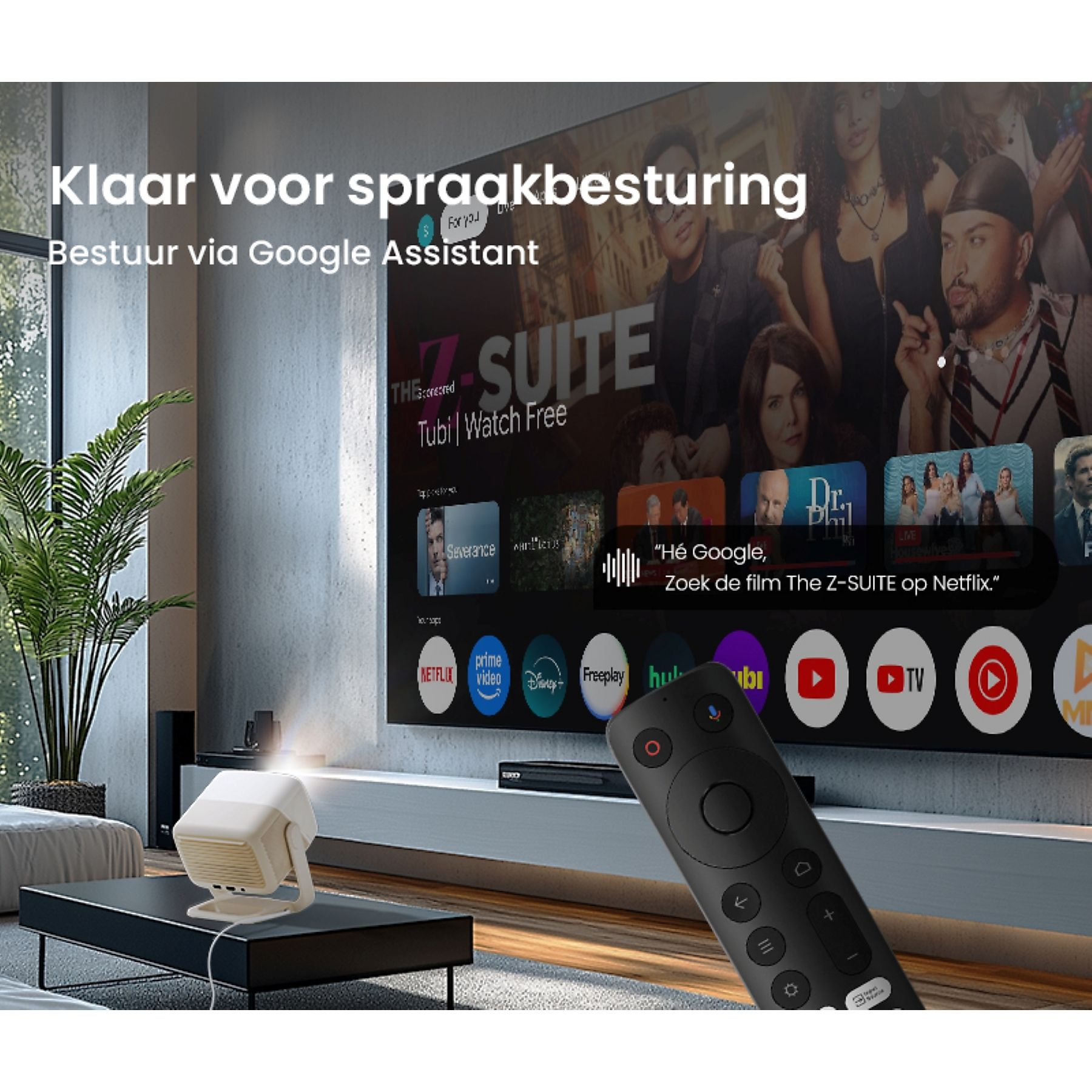 Een tv-scherm toont een film met een afstandsbediening op de voorgrond. Een projector staat op een tafel.