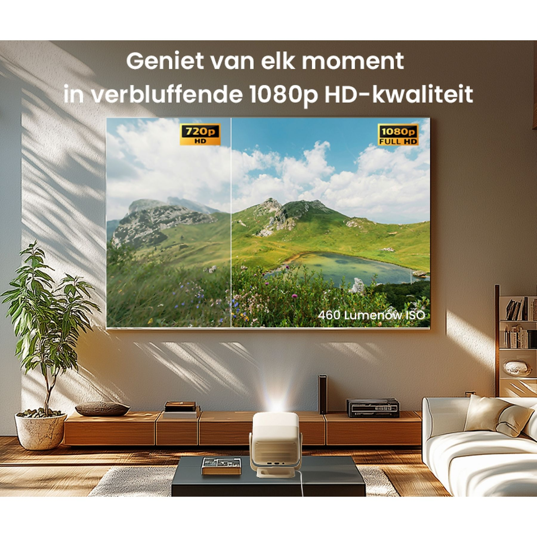 Een projector toont een berglandschap op de muur. Een plant, een bank en meubels staan voor de muur.