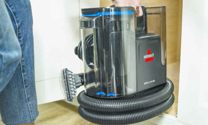 Mężczyzna wyciąga Bissell SpotClean C5.