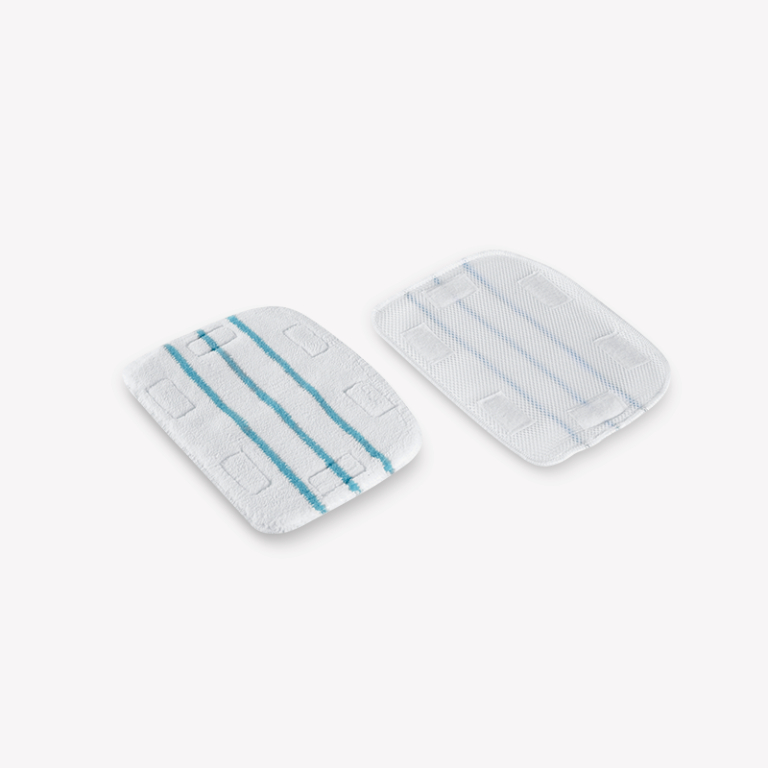 Zwei weiße, rechteckige Mikrofaser-Reinigungspads mit blauen Streifen auf weißem Untergrund.
