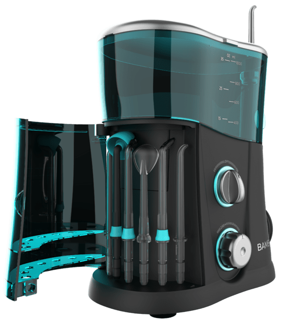 Czarny i turkusowy irygator do jamy ustnej. Otwarty, pokazuje końcówki. Przezroczysty zbiornik na wodę.