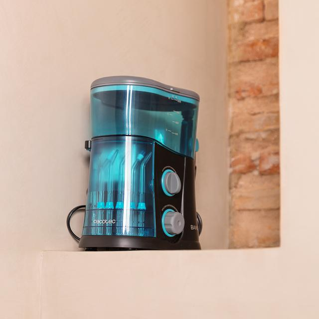 Czarny i niebieski irygator do jamy ustnej na białej powierzchni.