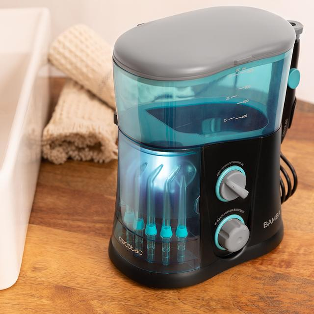 Czarny i niebieski irygator z ręcznikiem w tle.