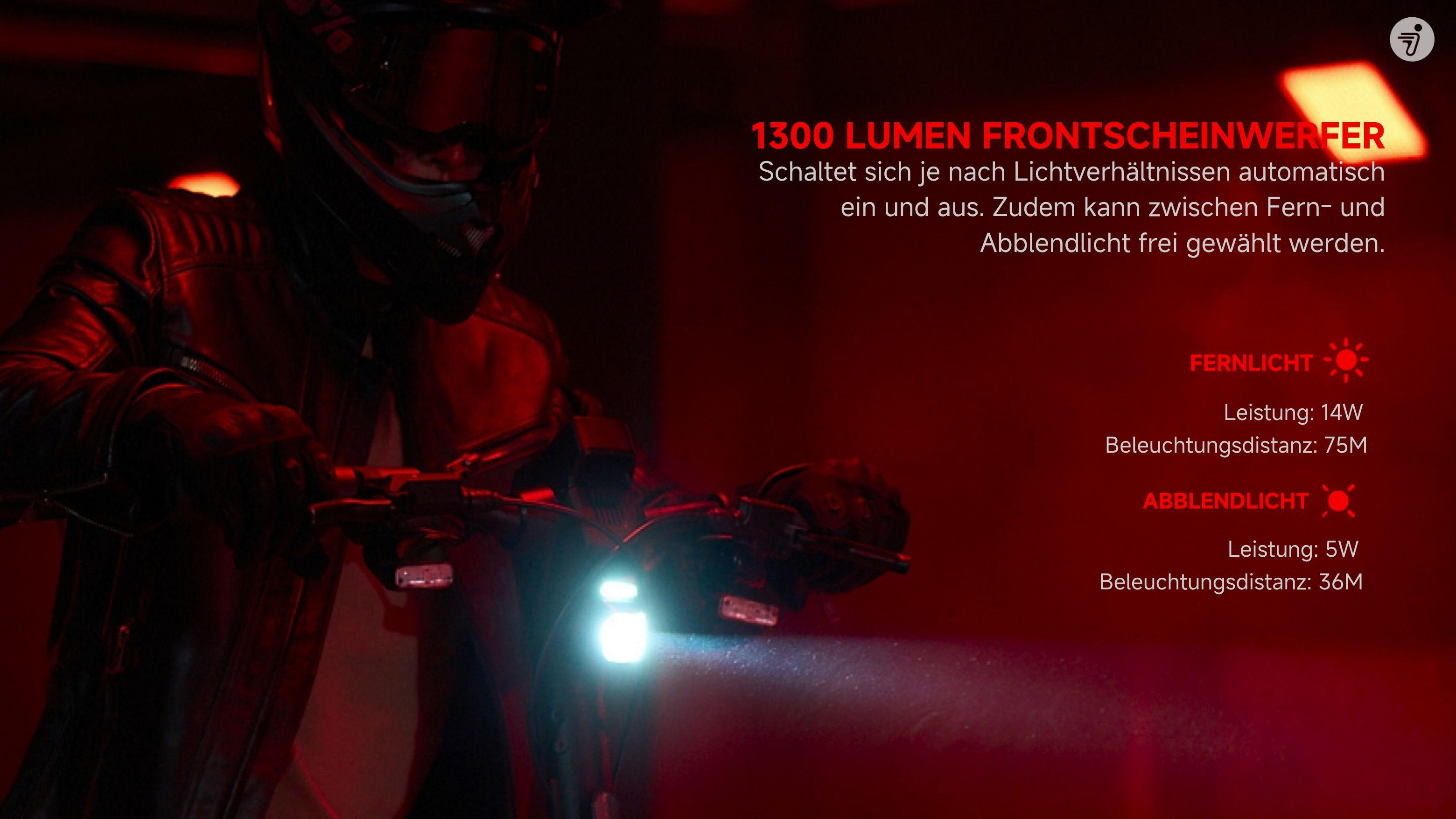 Eine Person fährt nachts Motorrad, mit hellem Scheinwerfer und Text.