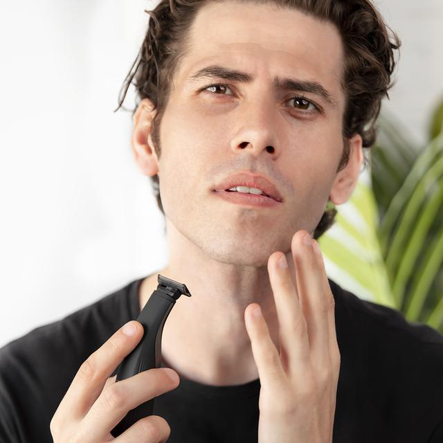 Widok z boku laptopa, czarny, smukły design, na białym tle, pokazujący porty.