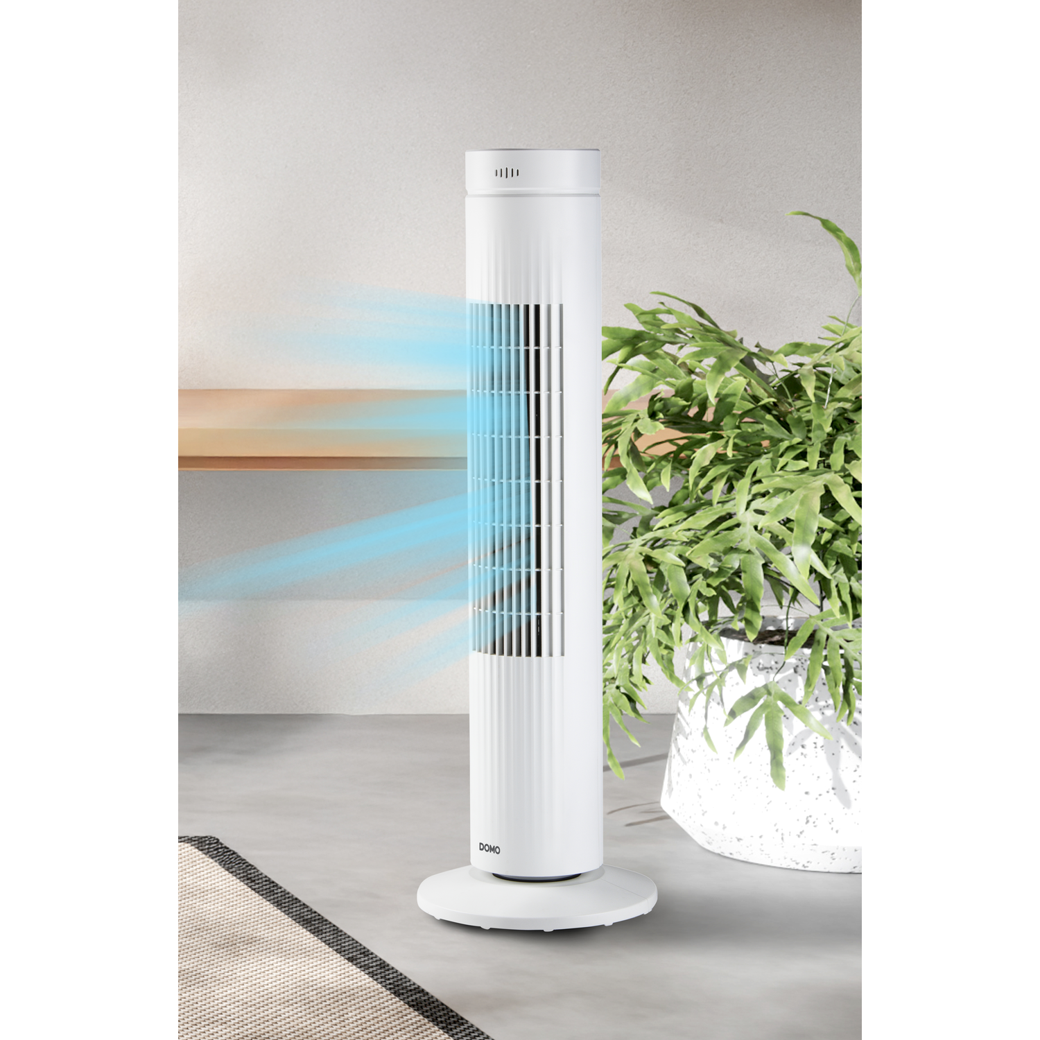 Witte, slanke torenventilator met blauwe luchtstroom, naast een plant.