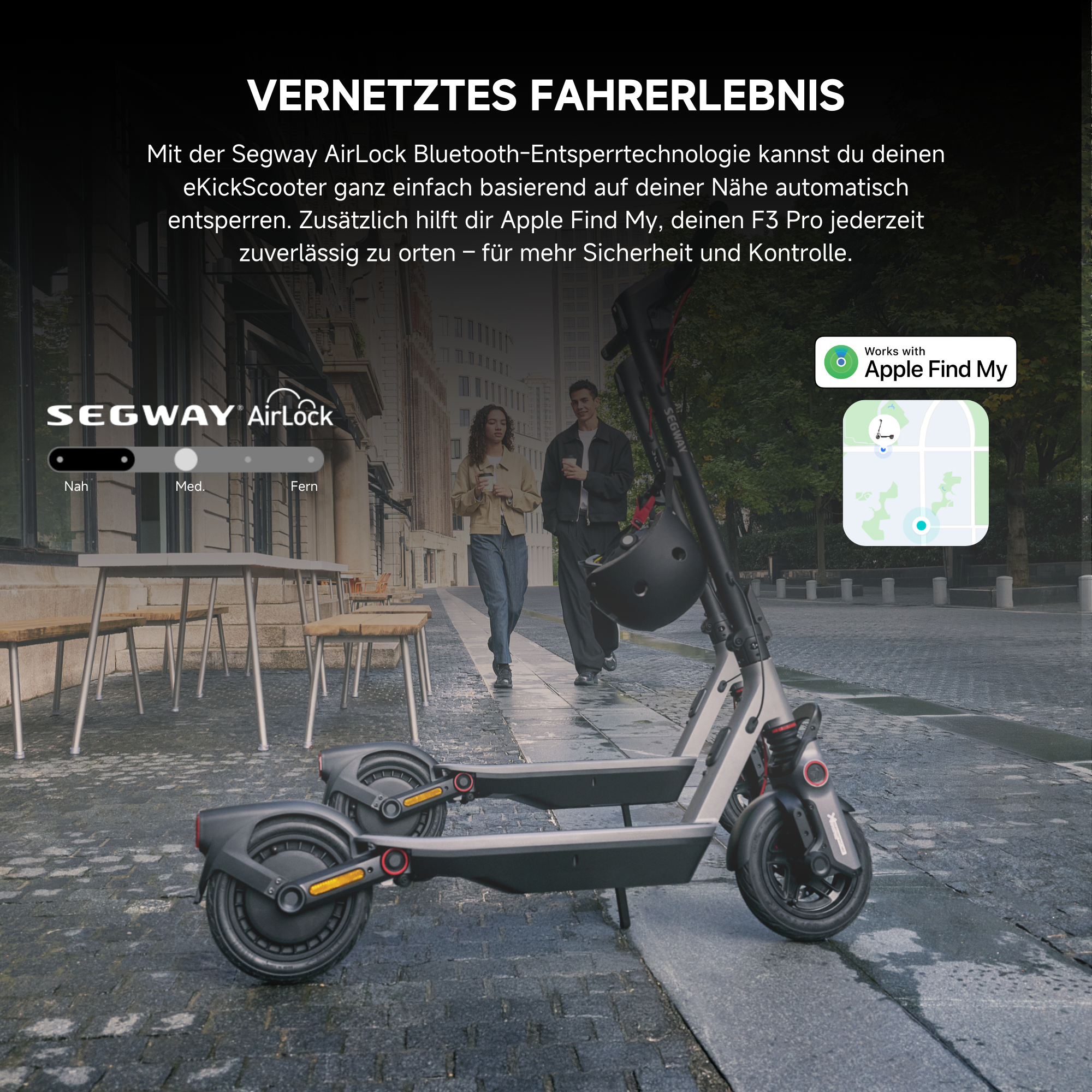 Ein schwarzer und grauer Elektroroller mit Helm und zwei Personen, die in einer Stadt gehen.