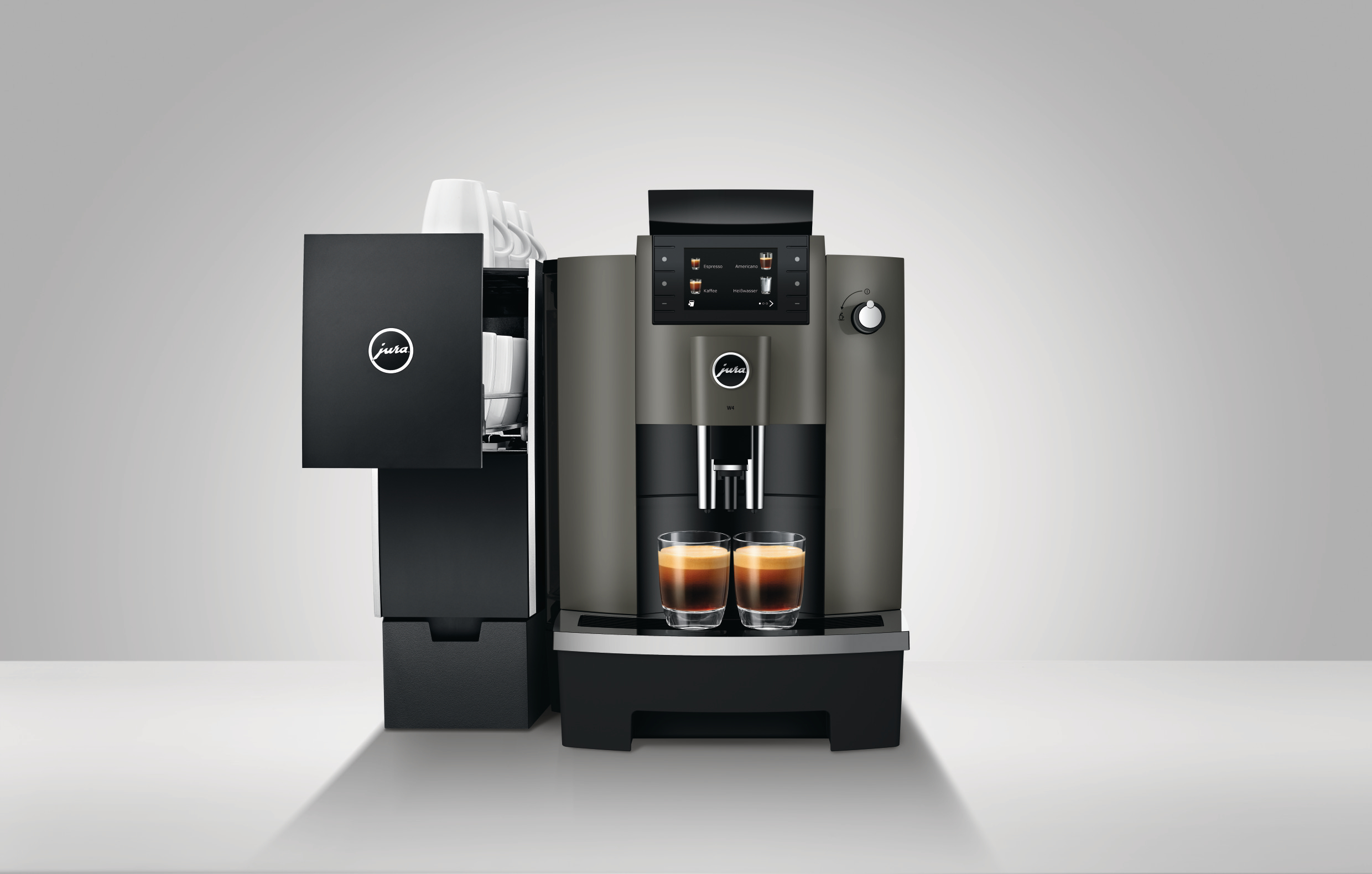 Espressomaschine. Zwei Espressotassen stehen vorne. Zusätzliches Zubehör ist sichtbar.