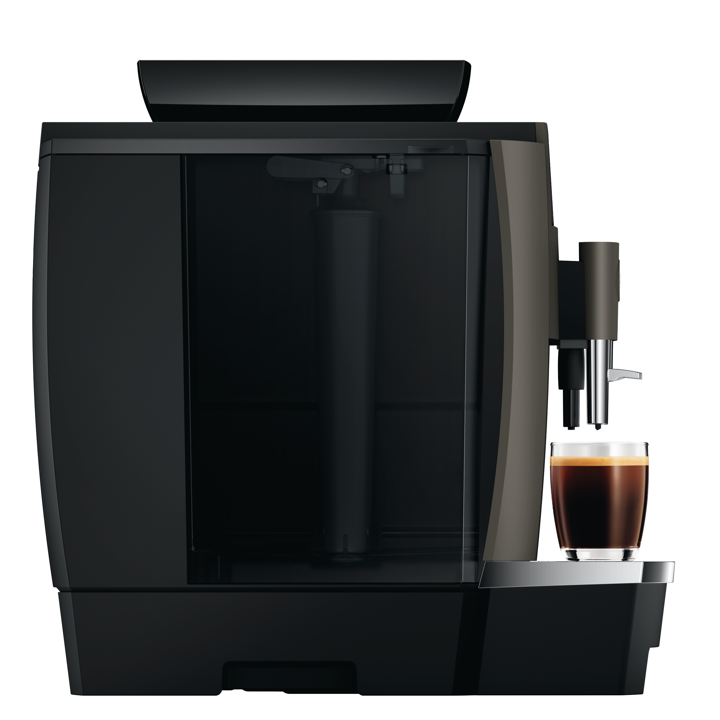 Schwarze Kaffeemaschine mit einem Glas Kaffee auf weißer Oberfläche.