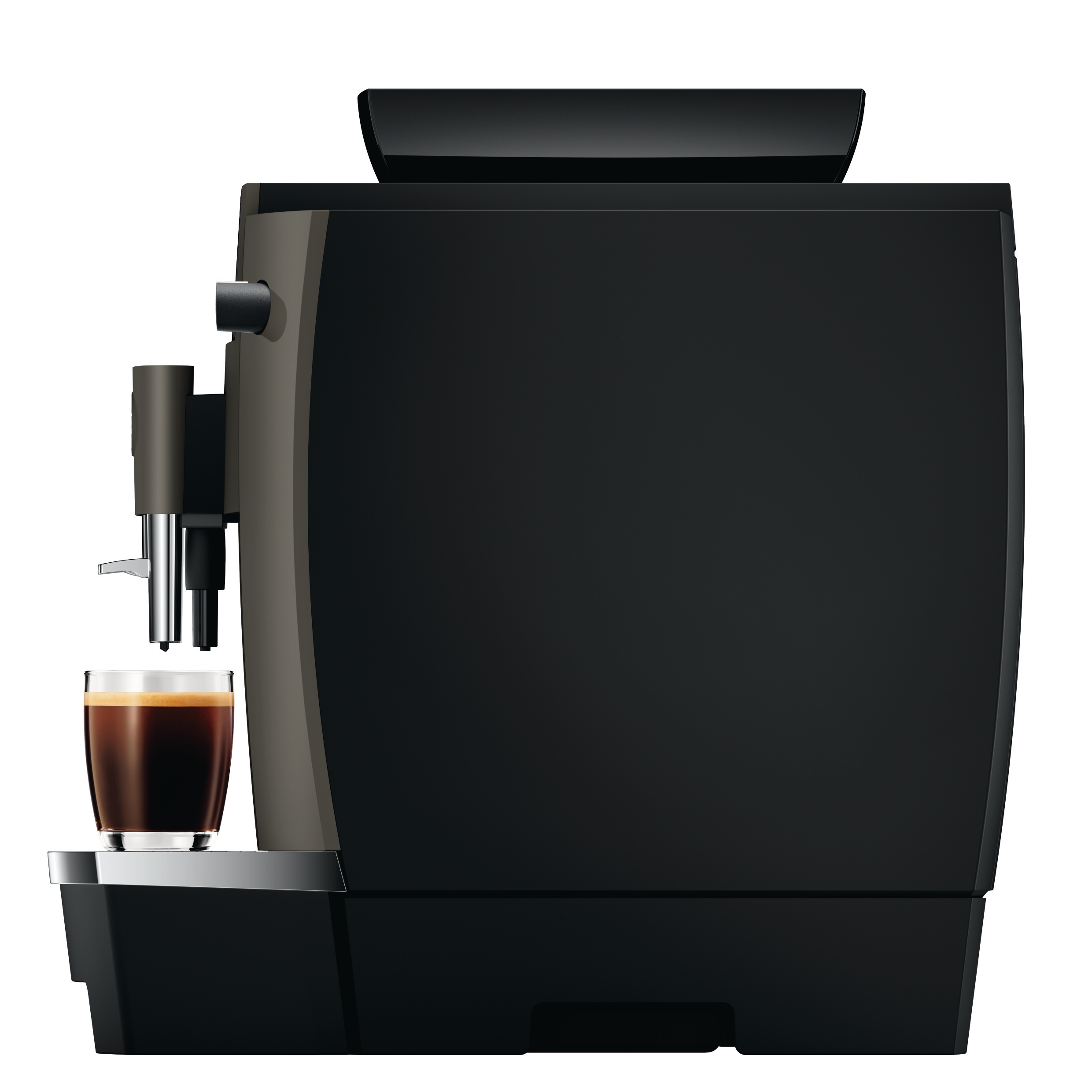 Schwarze und graue Espressomaschine mit einem Glas Kaffee. Weißer Hintergrund.