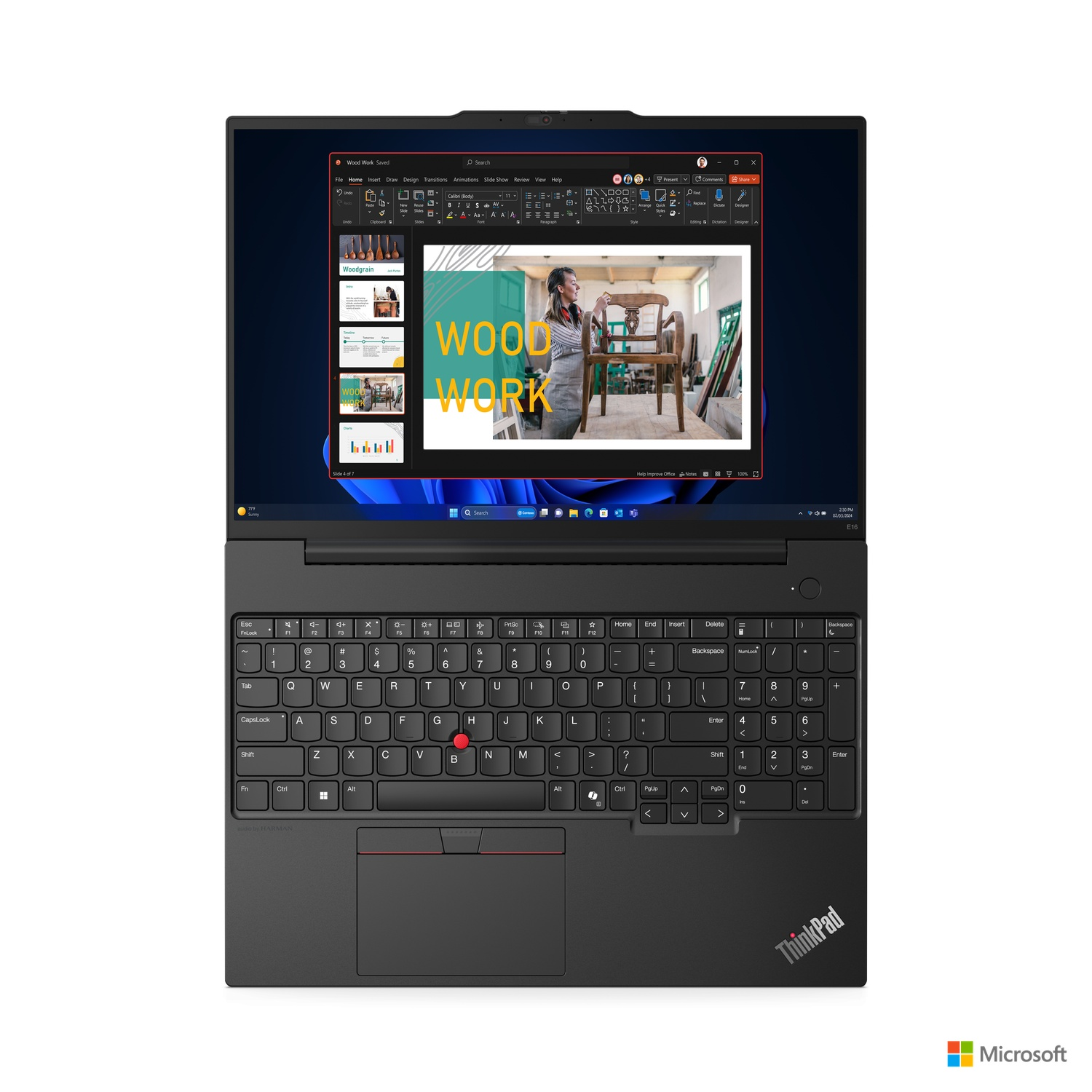 Een zwarte laptop met een scherm met een presentatie. De laptop staat open op een bureau.