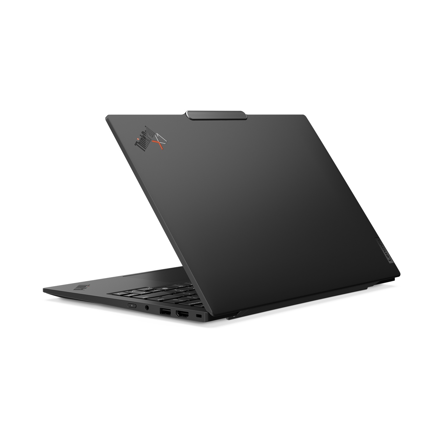 Een zwarte laptop met Thinkpad-logo, gedeeltelijk open, enigszins schuin, met zichtbaar toetsenbord, op een wit oppervlak.