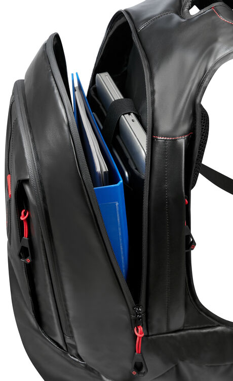 Fekete hátizsák nyitva, kék mappával és laptop-pal. Piros cipzár részletek.