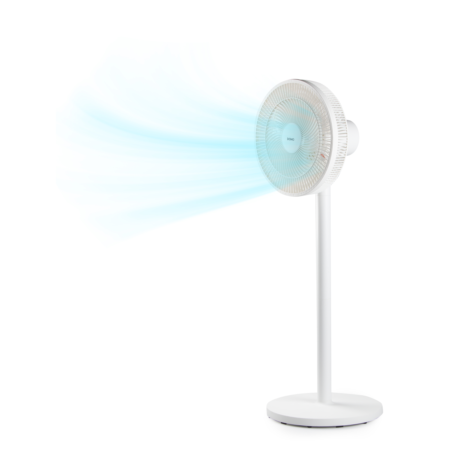 Ventilateur sur pied blanc avec flux d'air bleu sur fond blanc.