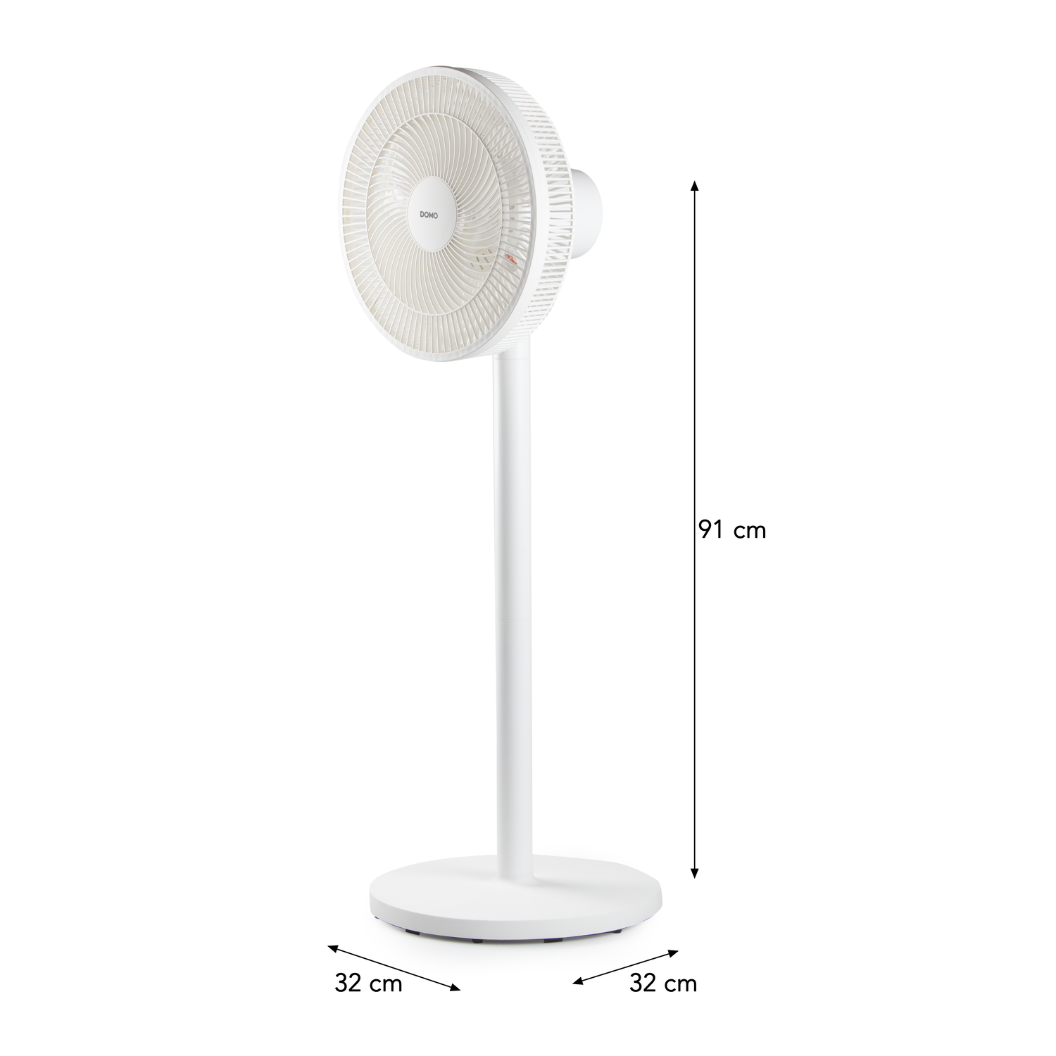 Un ventilateur sur pied blanc. Il a une base circulaire, un poteau vertical et une tête de ventilateur ronde.