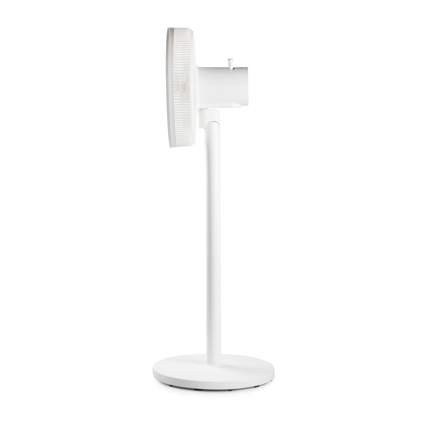 Ventilateur sur pied blanc. Socle rond, corps cylindrique blanc, et tête.