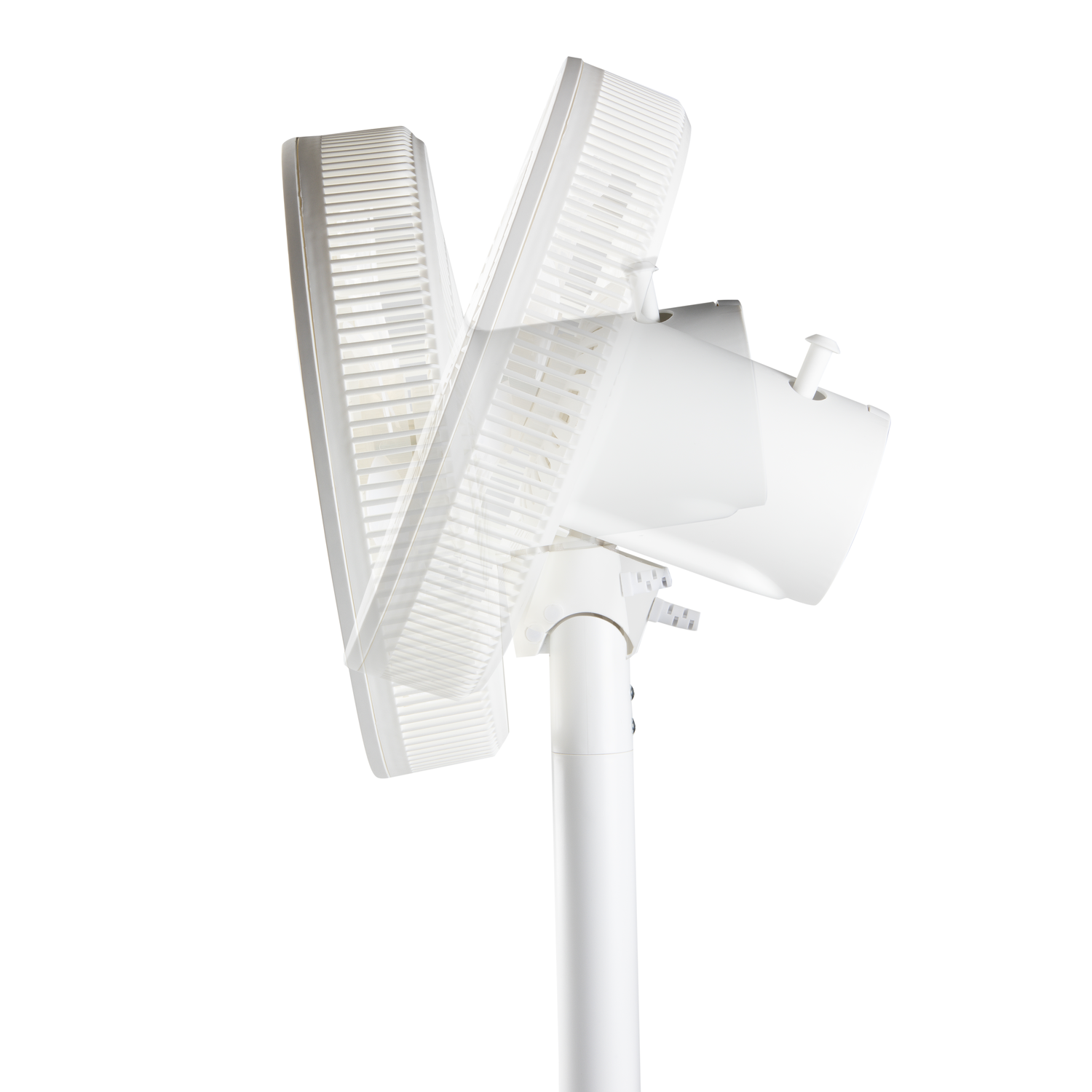 Ventilateur oscillant blanc, vue latérale, pales inclinées, sur un support blanc sur fond blanc.