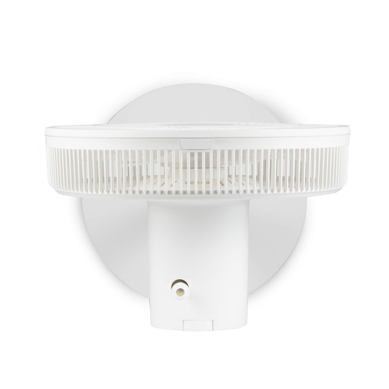 Ventilateur blanc fixé au mur. Le ventilateur est rond avec des fentes.