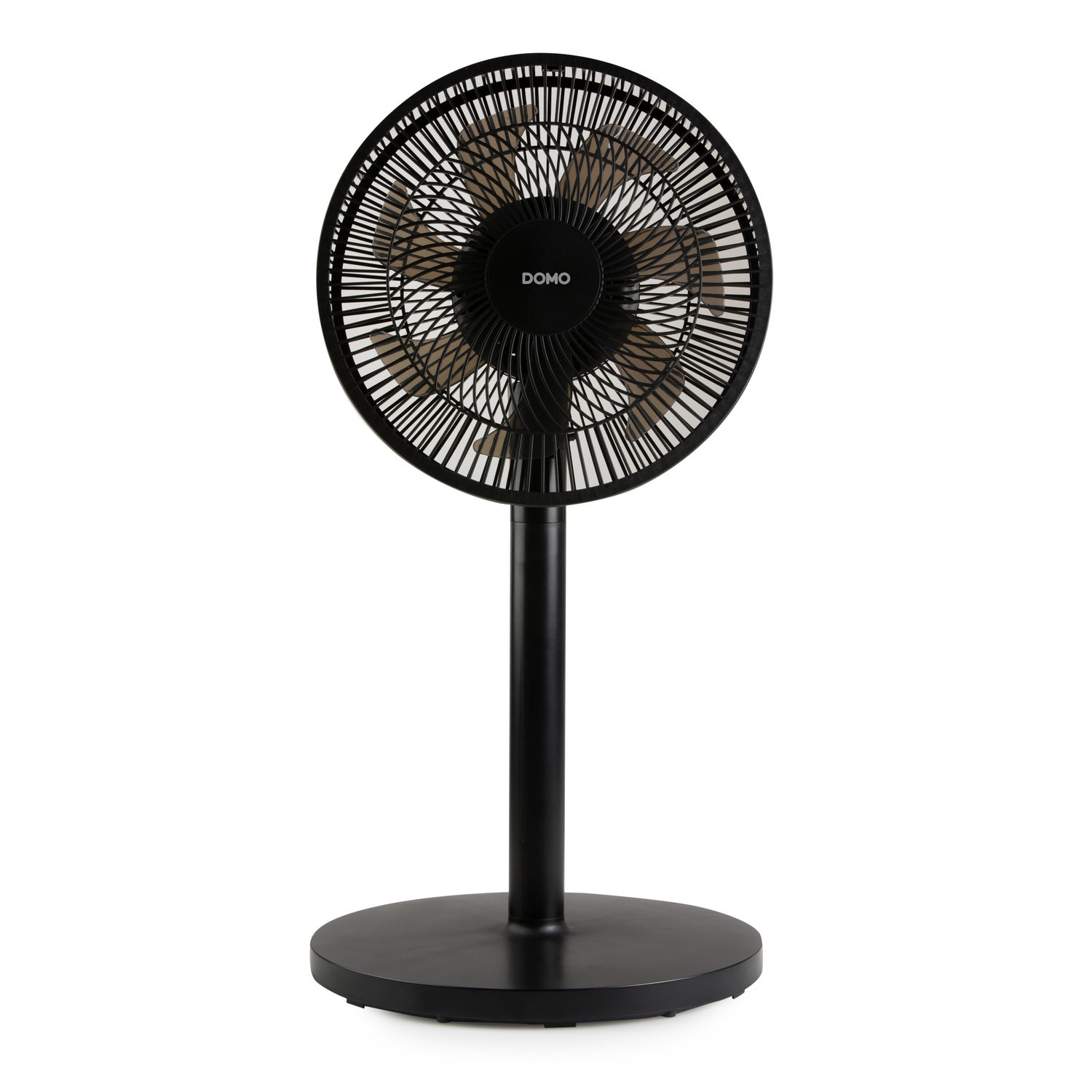 Un ventilateur sur pied noir avec une base circulaire et une grille de protection.
