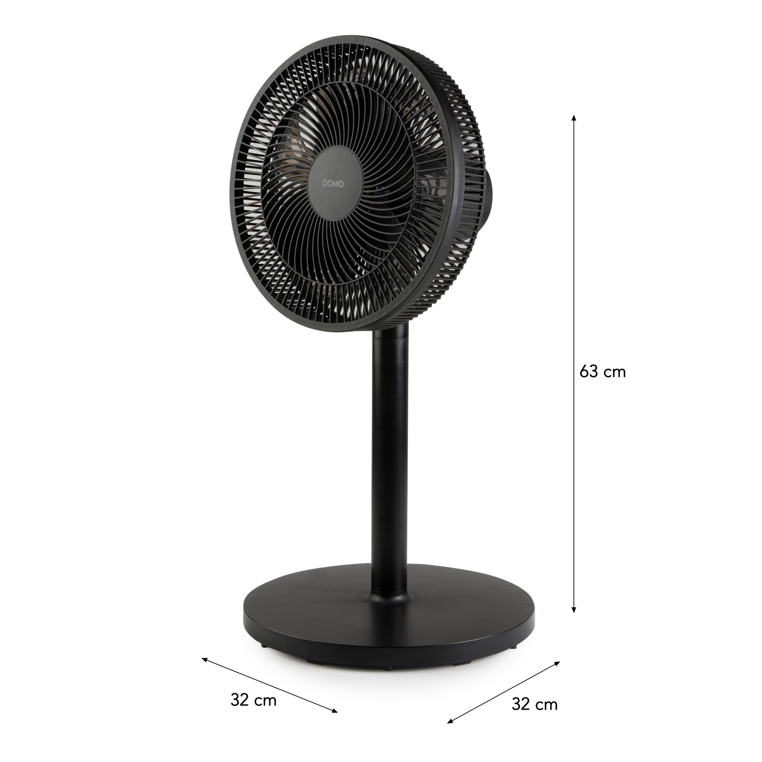 Ventilateur sur pied noir avec une base circulaire, en espace blanc.