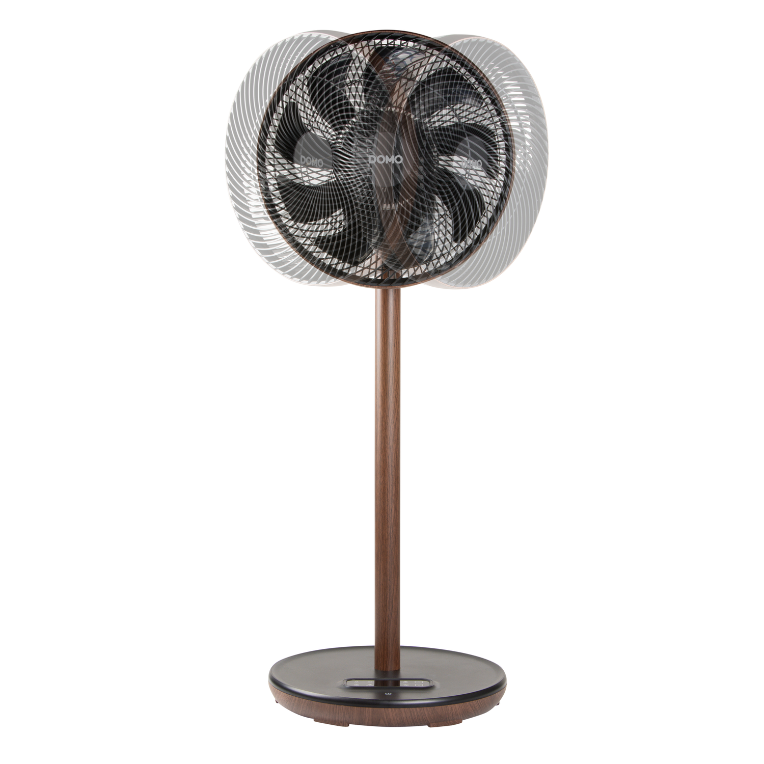 Un ventilateur sur pied marron et noir sur fond blanc. Il est allumé.