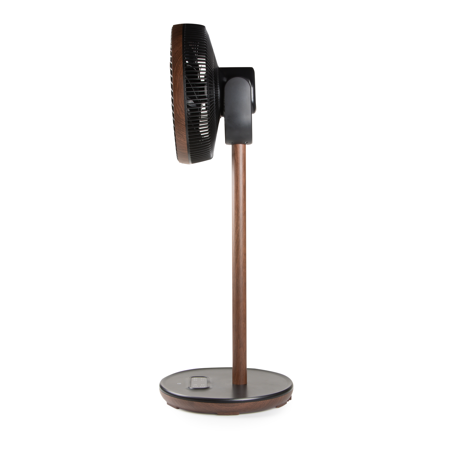 Un ventilateur sur pied noir et marron sur fond blanc. Le ventilateur est orienté vers la gauche.