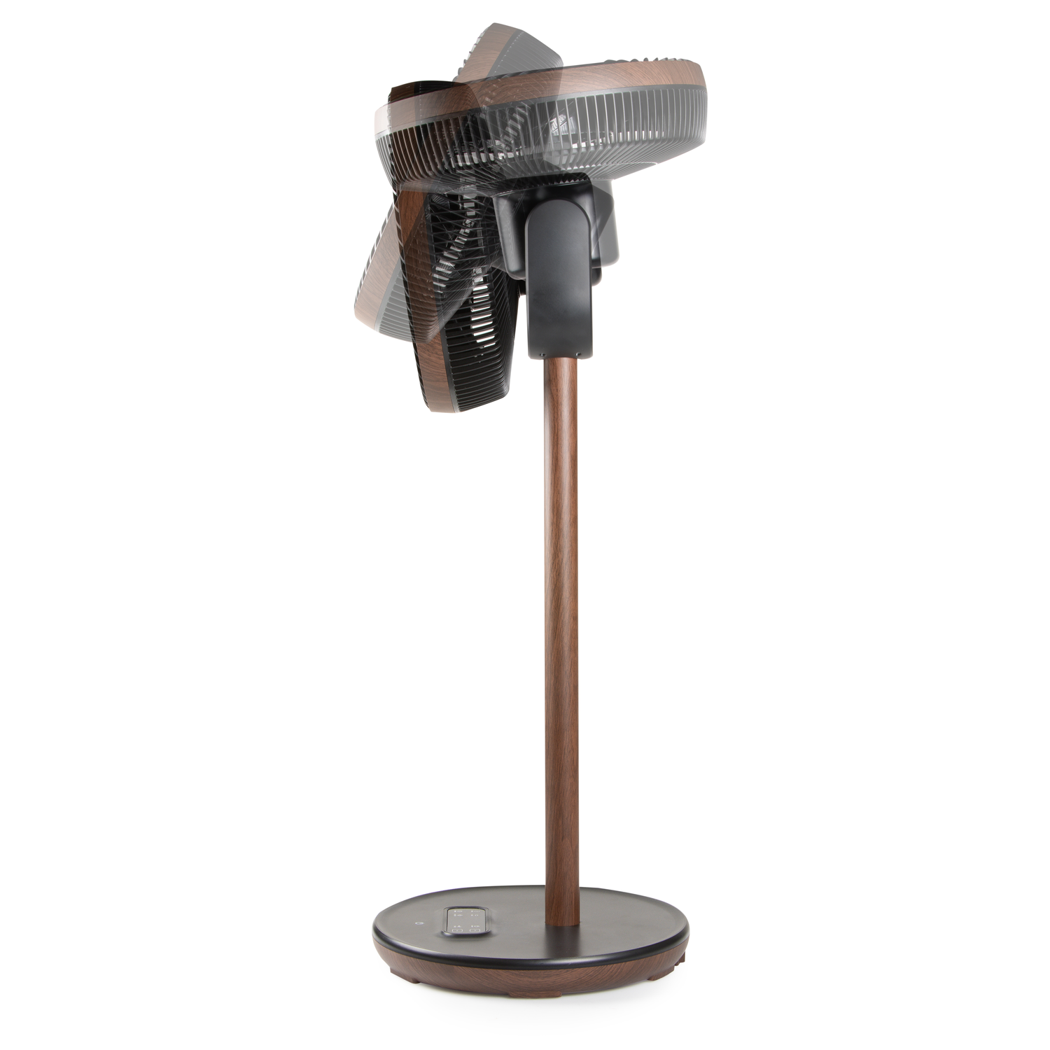 Ventilateur sur pied en bois à trois pales. La tête du ventilateur est inclinée vers le haut. Fond blanc.