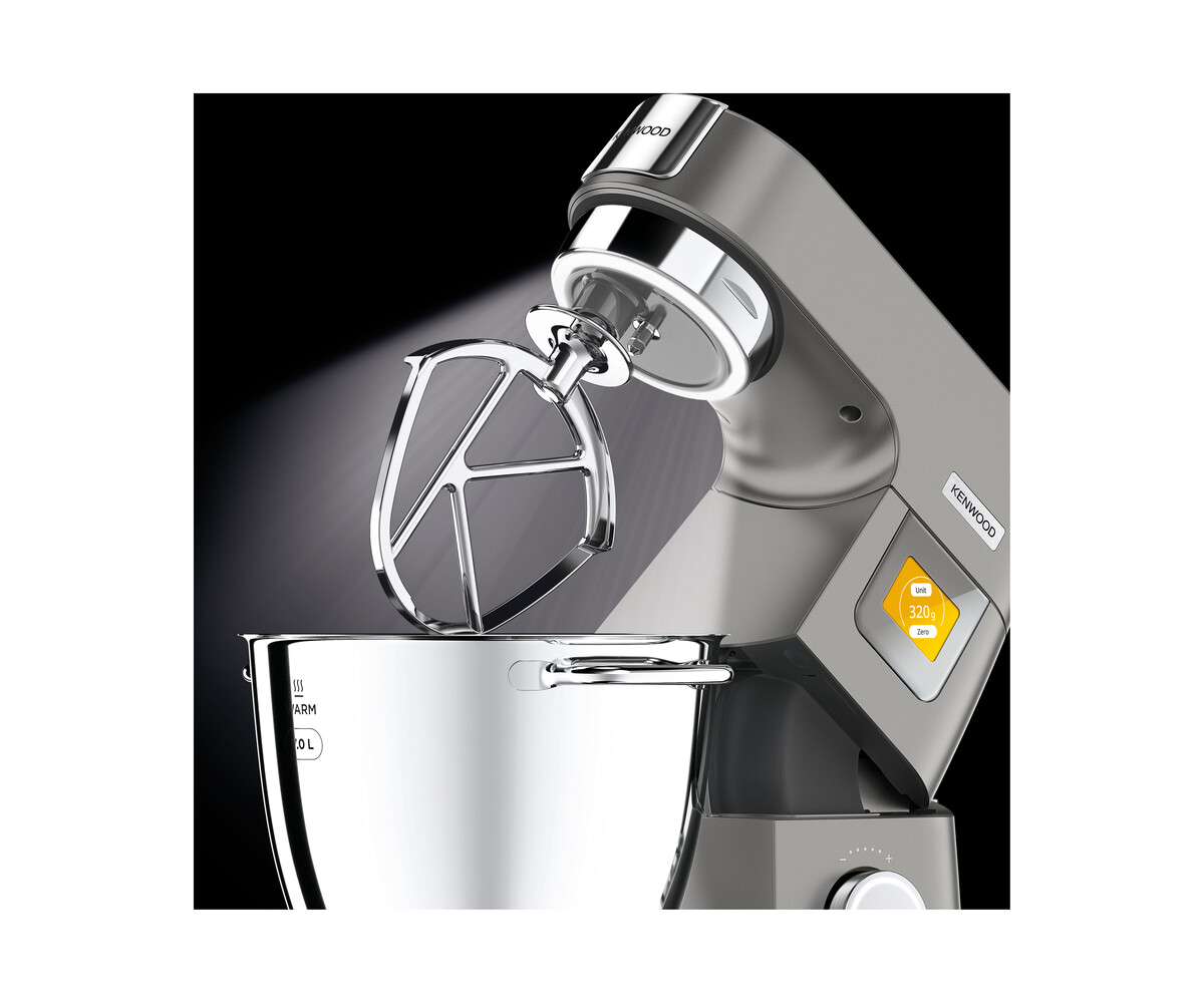 Srebrny mikser kuchenny z misą i wyświetlaczem cyfrowym.