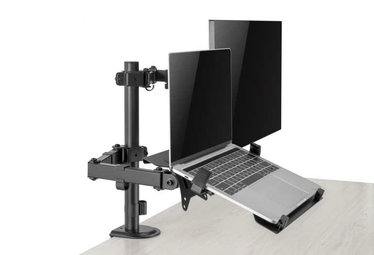 Egy laptop és monitor állvány, rajta egy laptop és egy monitorral. Fehér háttér.