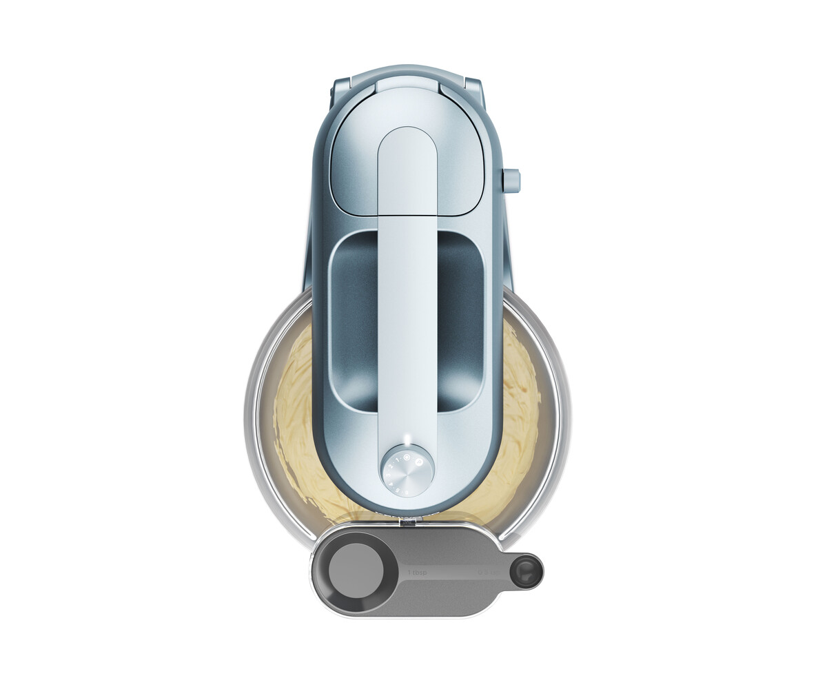 Mikser stojący z góry. Miska z ciastem, maszyna jasnoniebieska i srebrna.