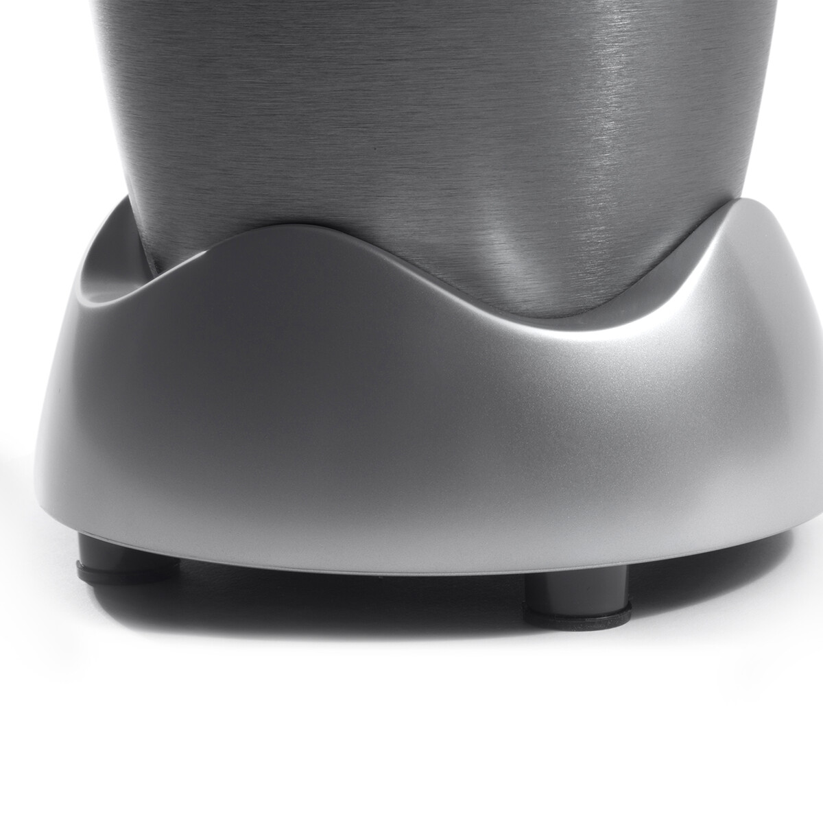 Zbliżenie dolnej podstawy srebrnego urządzenia.