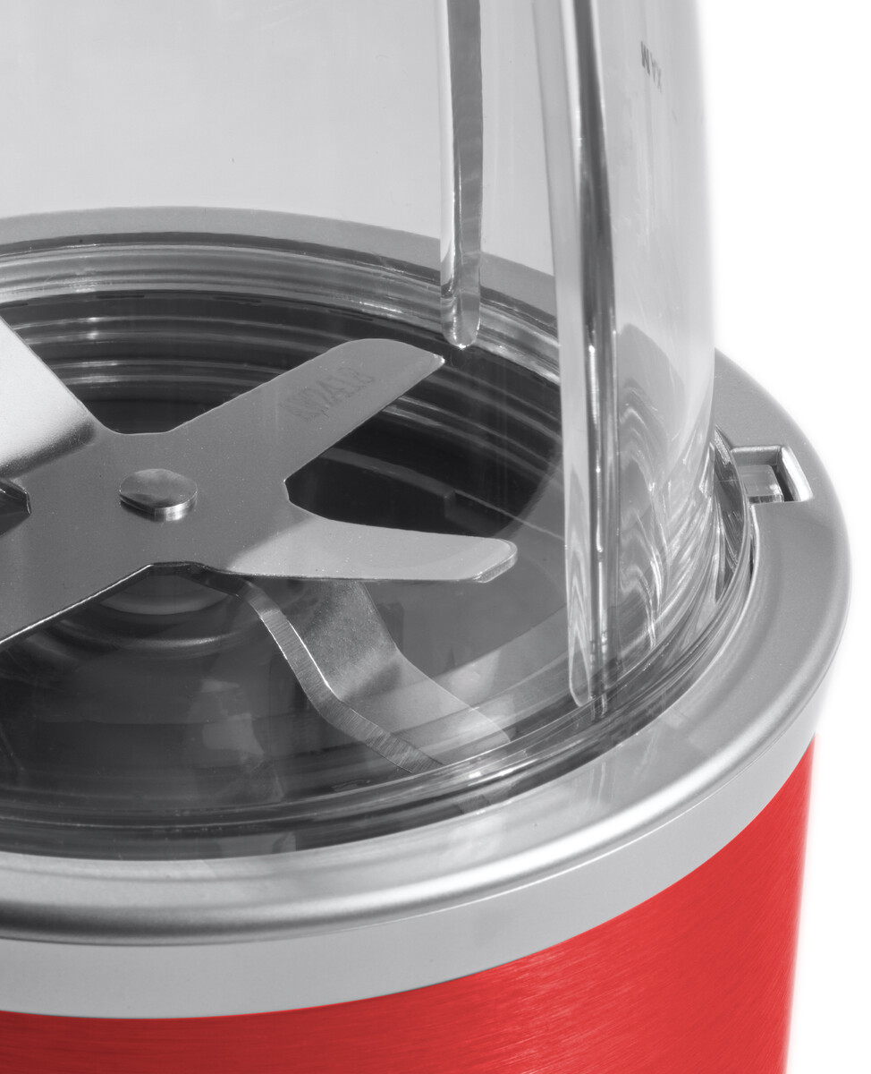 Czerwony mini blender z ostrzami widocznymi w przezroczystym pojemniku.