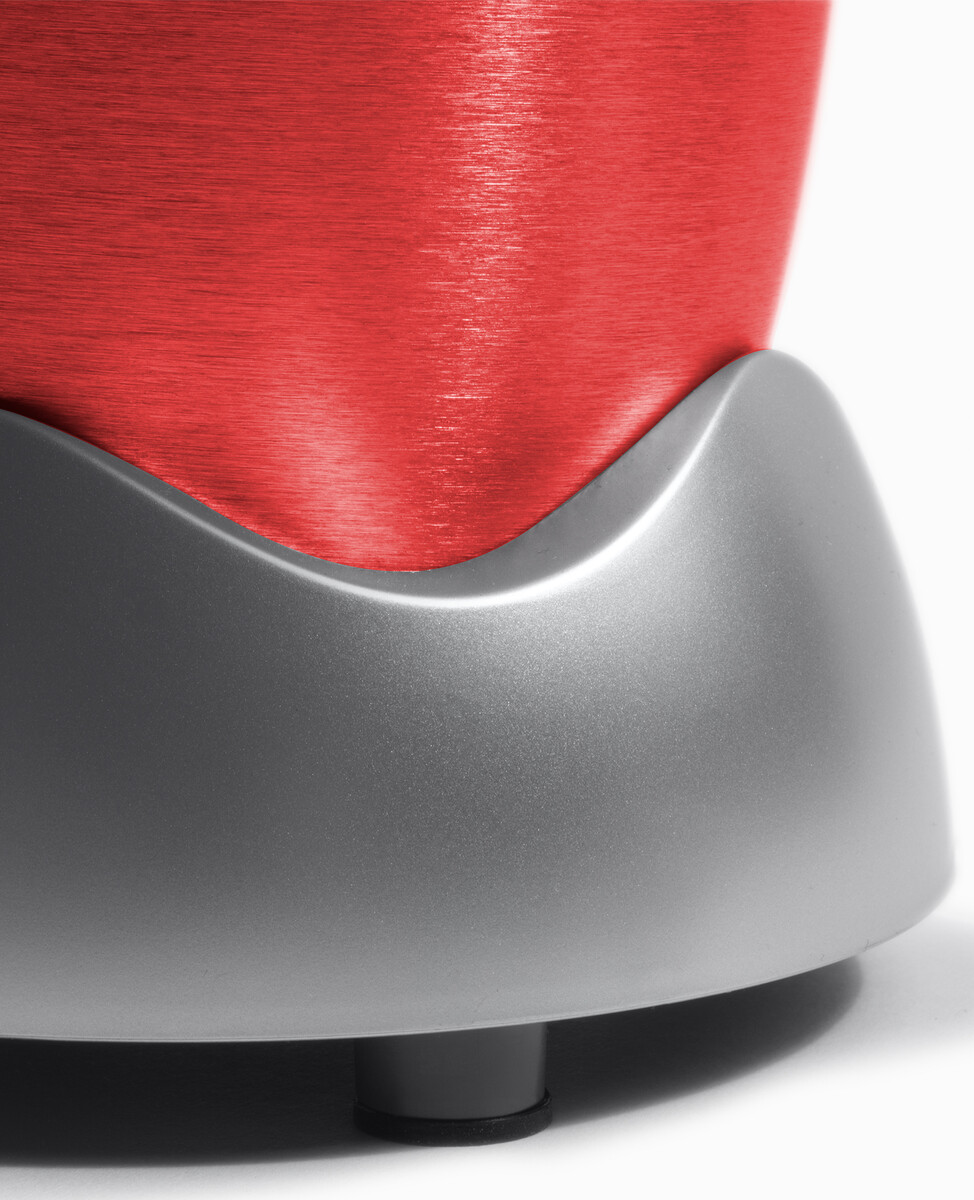 Zbliżenie czerwono-srebrnego obiektu o zakrzywionym kształcie.