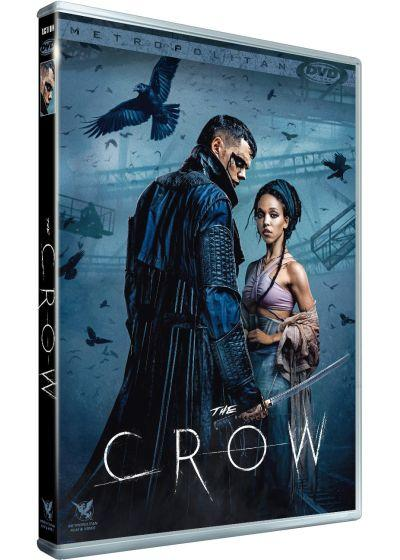 DVD-hoes van 'The Crow', man met make-up en vrouw met zwaard, kraaien op de achtergrond.