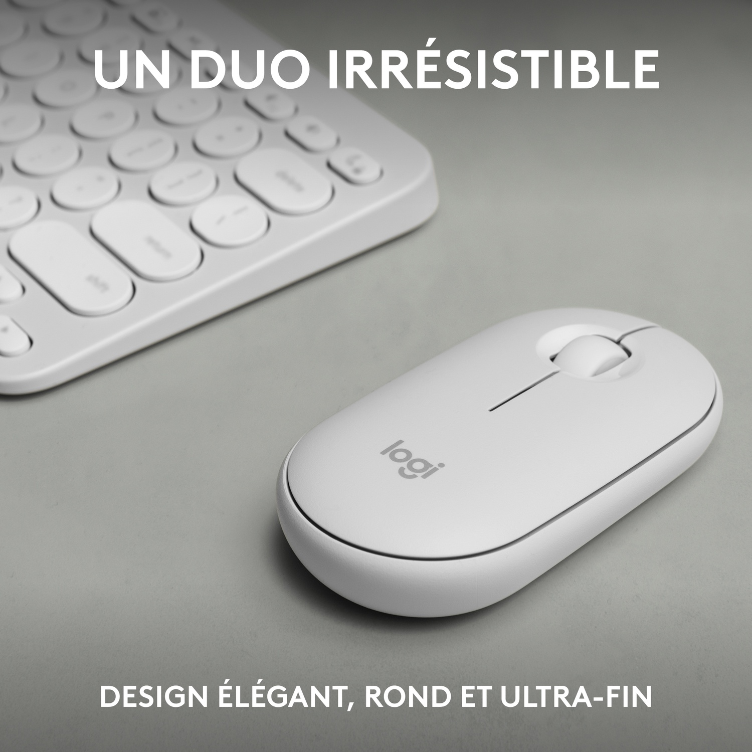 Souris sans fil blanche à côté d'un clavier blanc sur surface grise. Texte: "Un duo irrésistible".