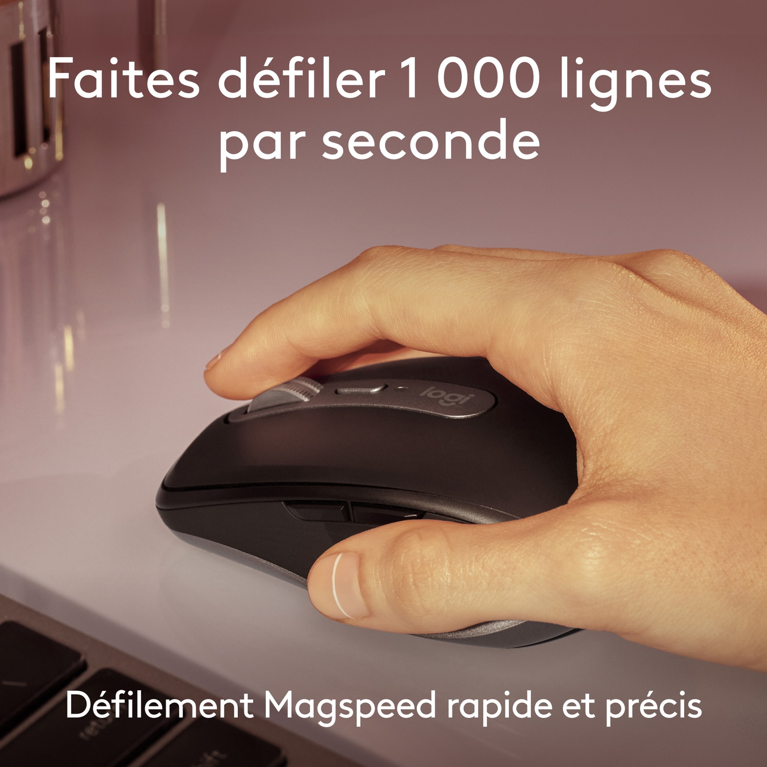 Main tenant une souris noire. Texte: "Faites défiler 1000 lignes par seconde" et "MagSpeed".