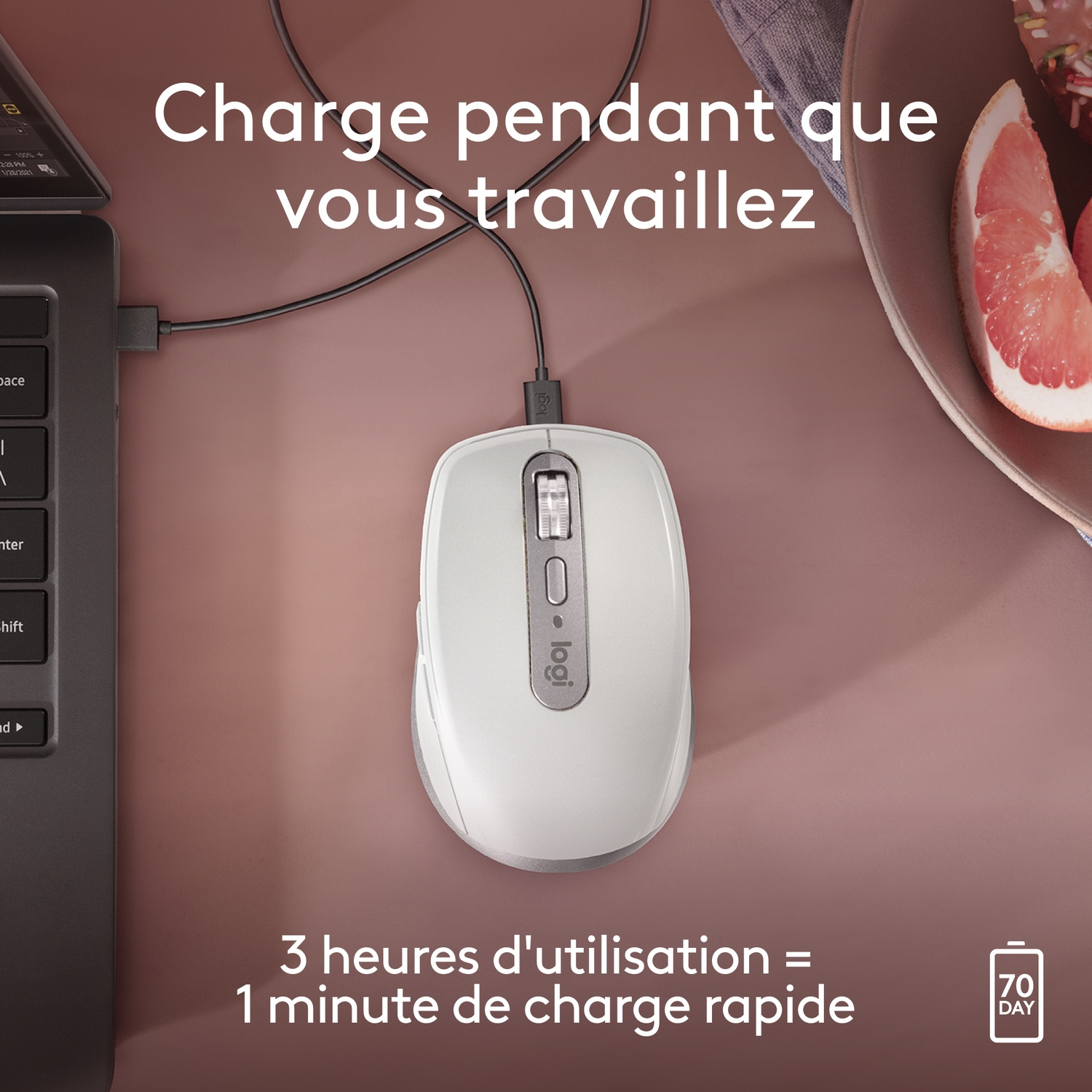 Souris blanche connectée à un ordinateur portable, sur une surface marron, avec du texte.